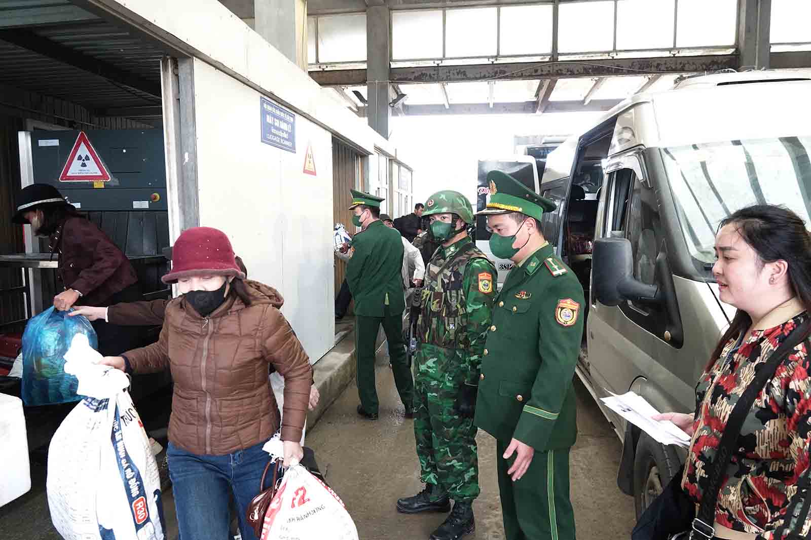 연말연시 Cau Treo 국경 관문에서 보안 강화. 사진: Tran Tuan