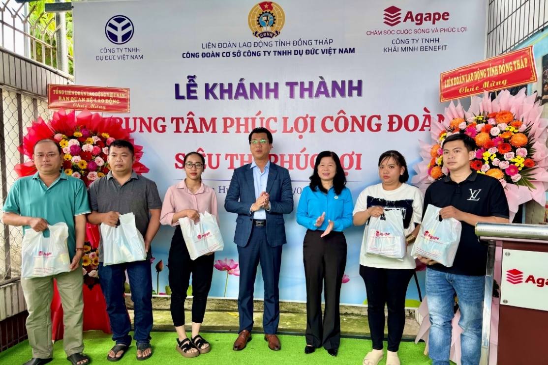 Ba Huynh Thi Tuyet Vui - Chu tich LDLD tinh (thu ba tu phai sang) trao qua cho doan vien tai le khanh thanh Trung tam Phuc loi Cong doan – Sieu thi Phuc loi phuc vu nguoi lao dong Cong doan co so Cong ty TNHH Du Duc Viet Nam. Anh: Luu Hung