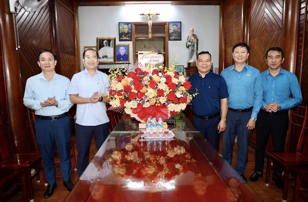 성탄절을 맞아 하띤성 노동총연맹 지도자들이 교회를 방문하여 교인들을 축하했습니다. 사진: 하띤 노동조합