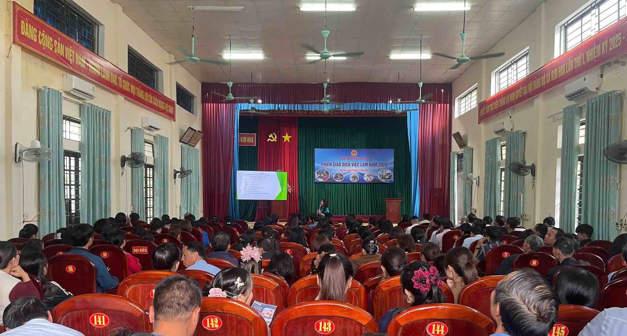 기업은 노동자에게 채용 수요 노동 정책 및 근무 환경에 대한 정보를 직접 소개했습니다. 사진: Appareltech 하띤