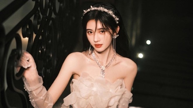 Nu ca si kiem dien vien Cuc Tinh Y gan day da de don kien cong ty quan ly cu la Tap doan Truyen thong Van hoa Thuong Hai Siba (Siba Media). Anh Xinhua