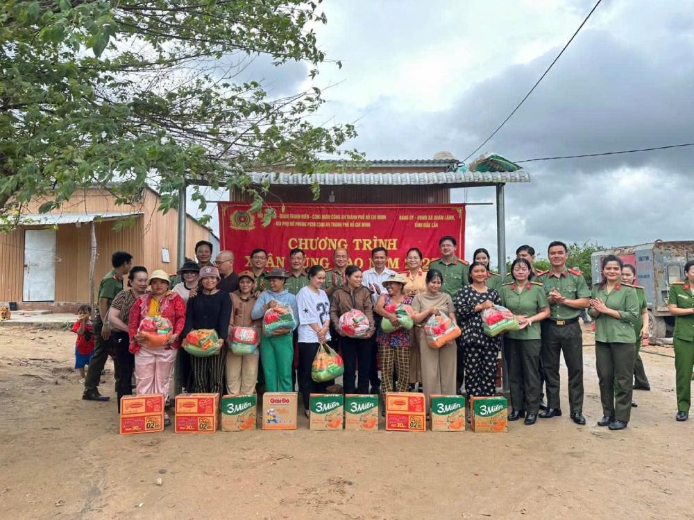 호치민시 공안부 단체 블록(브뤼셀 여성 연합 닥락성 쑤언란 브뤼셀 청년 연맹)과 동반 부대는 최근 닥락성 쑤언란 브뤼셀 코뮌 주민들에게 400개의 선물을 전달했습니다. 사진: 호치민시 공안부 노동조합