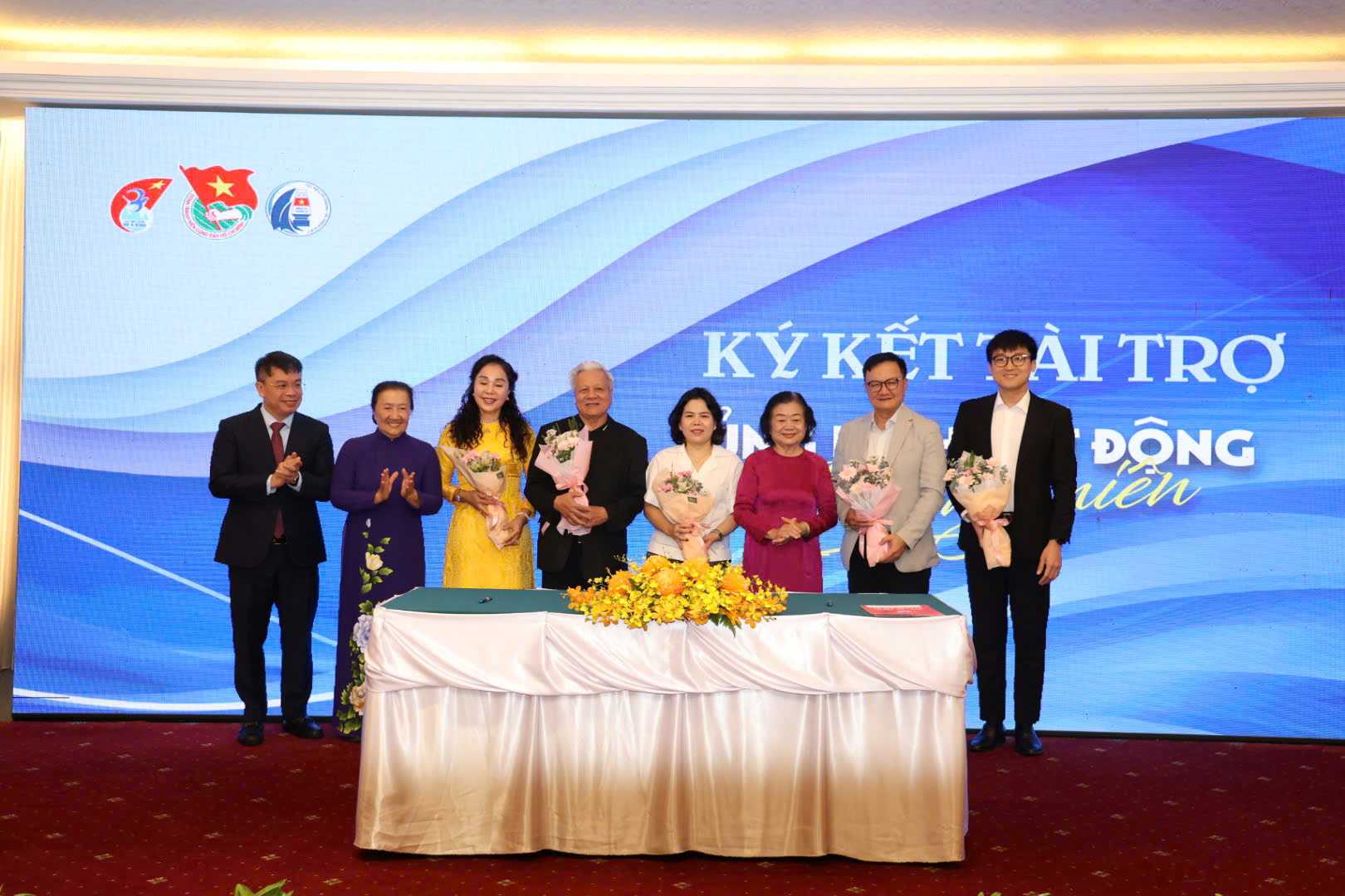 Cac manh thuong quan ky ket thoa thuan tai tro cho Quy hoc bong Vua A Dinh va CLB “Vi Hoang Sa - Truong Sa than yeu“. Anh: Minh Tam