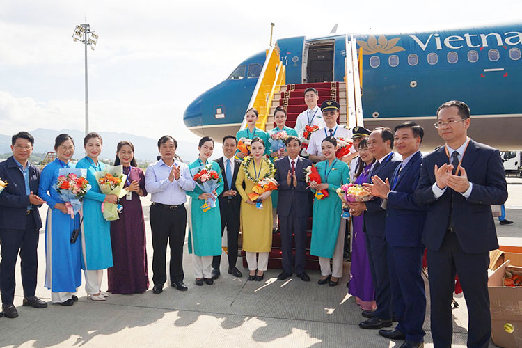 Nearly 100 passengers arrived in Dien Bien on the day Vietnam Airlines opened a direct flight from Ho Chi Minh City. Photo: Luu Hoc