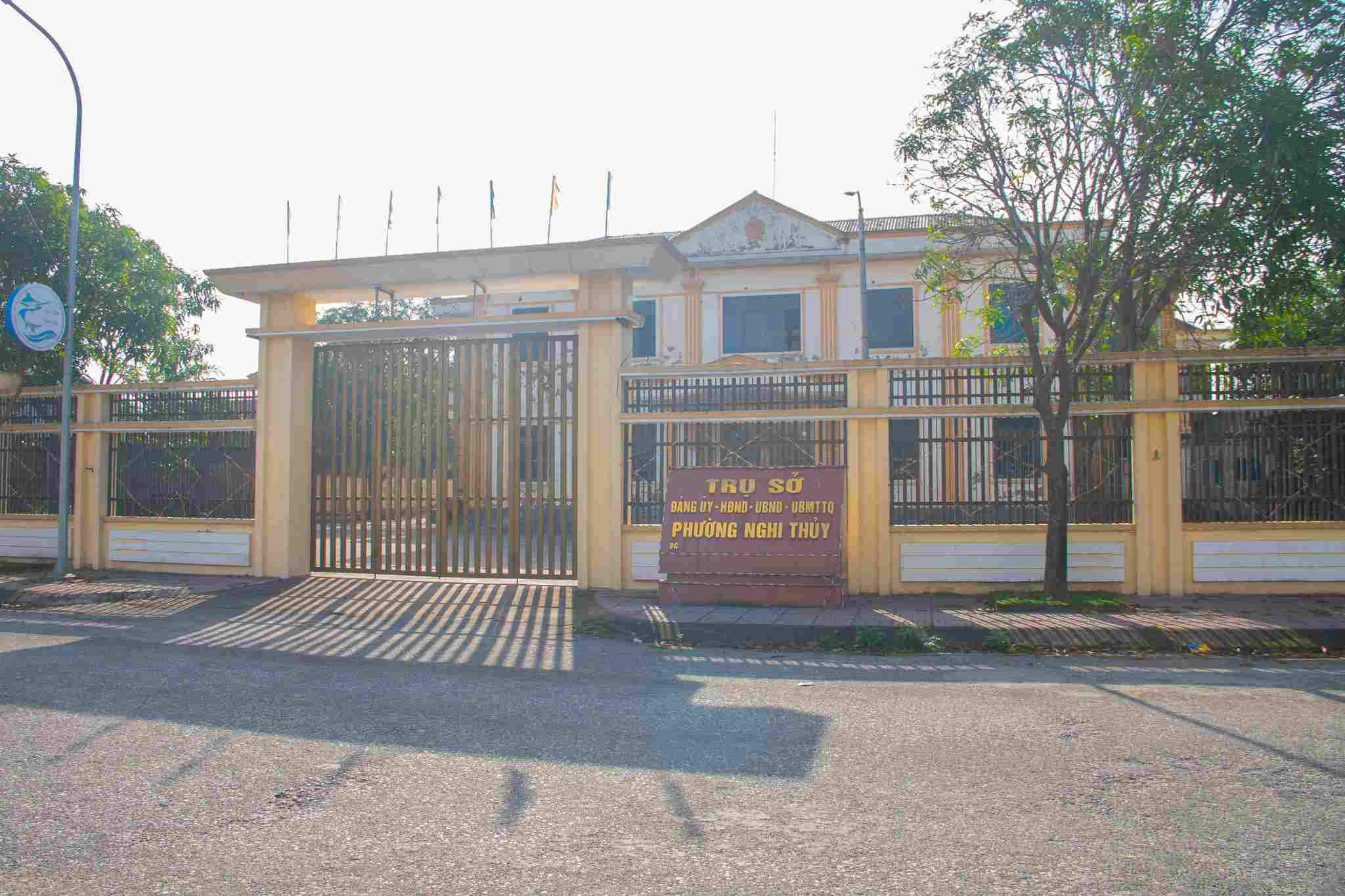 The headquarters of the Party Committee, People's Council, People's Committee, and Fatherland Front Committee of Nghi Thuy ward, Cua Lo town (old) were closed and not used after the arrangement of administrative units. Photo: Duy Chuong