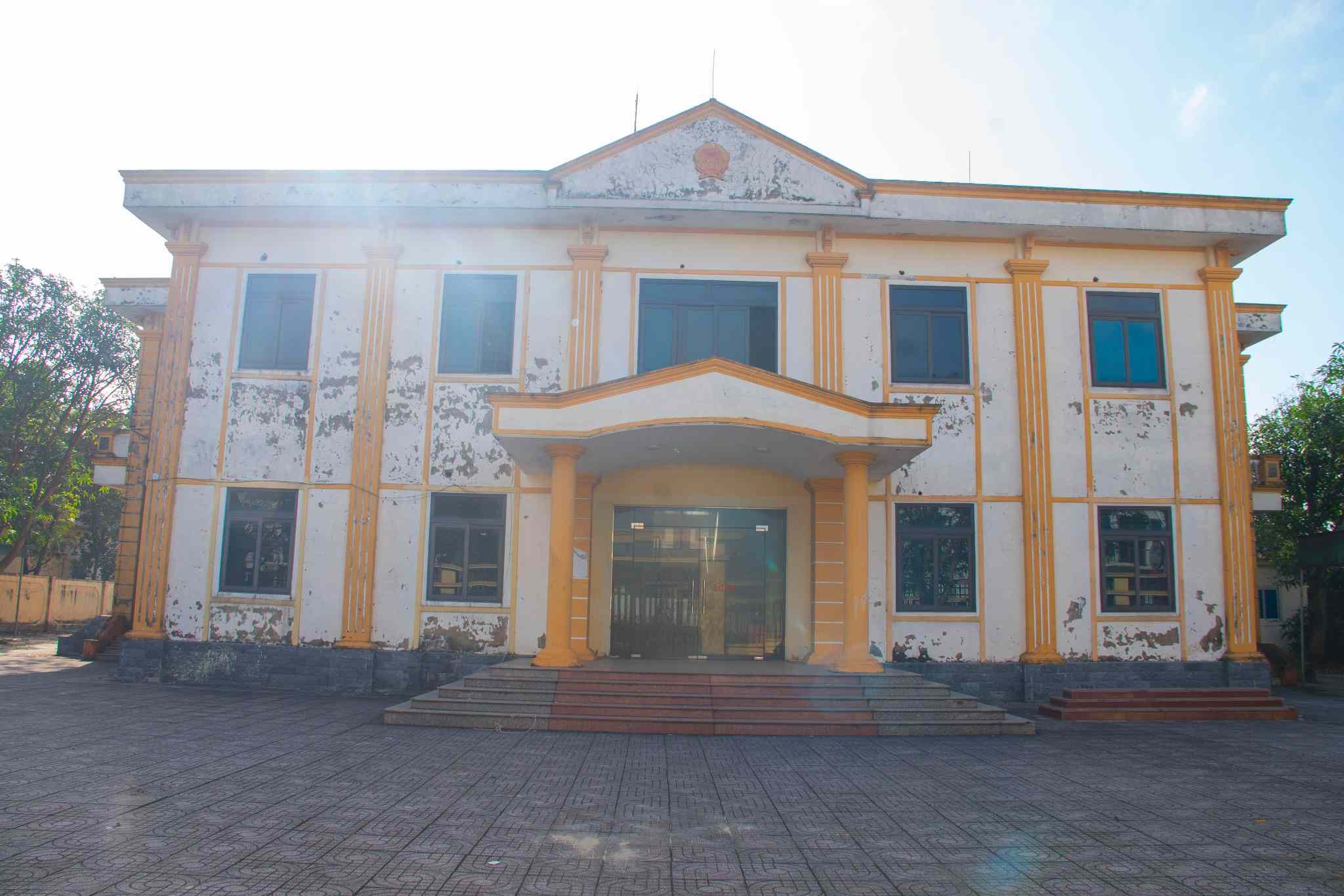 Do de lau khong su dung, mot so cong trinh da xuong cap, bong troc. Anh: Duy Chuong