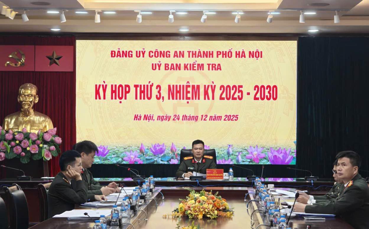 Colonel Nguyen Ngoc Quyen - Deputy Secretary of the Party Committee, Head of the Inspection Committee of the Party Committee of the Vietnam General Confederation of Labor chaired the discussion. Photo: Hanoi Police