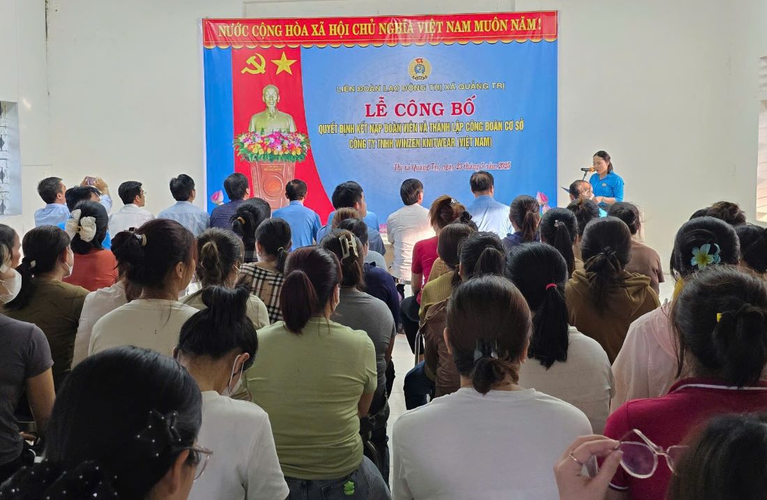 Ceremonia de anuncio de la decision de admision de miembros del sindicato y establecimiento del Sindicato de Base en Winzen Knitwear Vietnam Co. Ltd. Foto: Hung Tho