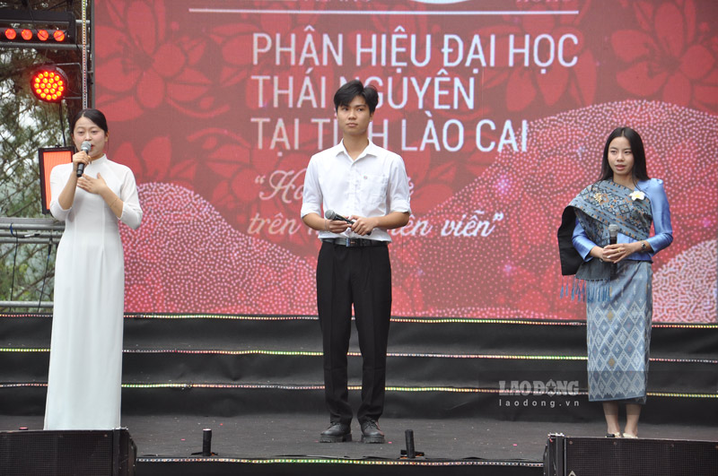 Cac sinh vien dang theo hoc tai truong chia se cam nhan. Anh: Dinh Dai