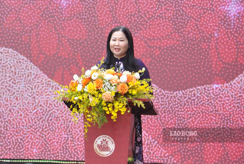 Pho Chu tich UBND tinh Lao Cai ghi nhan nhung dong gop cua don vi trong viec dao tao nguon nhan luc chat luong cho dia phuong. Anh: Dinh Dai