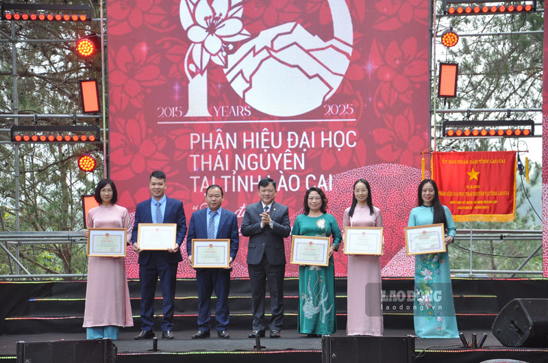 Khen thuong tap the, ca nhan co thanh tich xuat sac. Anh: Dinh Dai