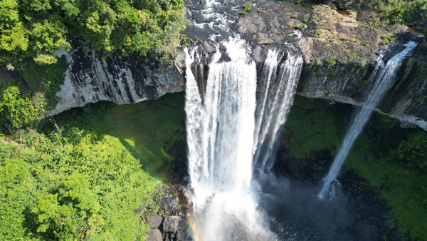 Cascada K50 en medio de las montañas y bosques de Gia Lai un destino atractivo para los turistas. Foto: Thanh Tuan