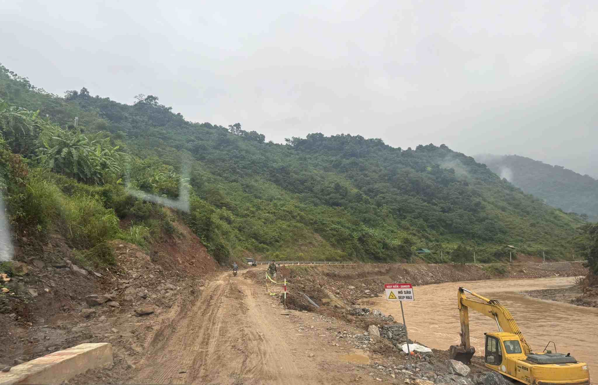 Tuyen duong di tu xa Muong Xen len Muong Tip (mien nui phia Tay Nghe An) bi sat lo nghiem trong, nhieu doan chi con mot lan xe co the luu thong. Anh: Quang Dai