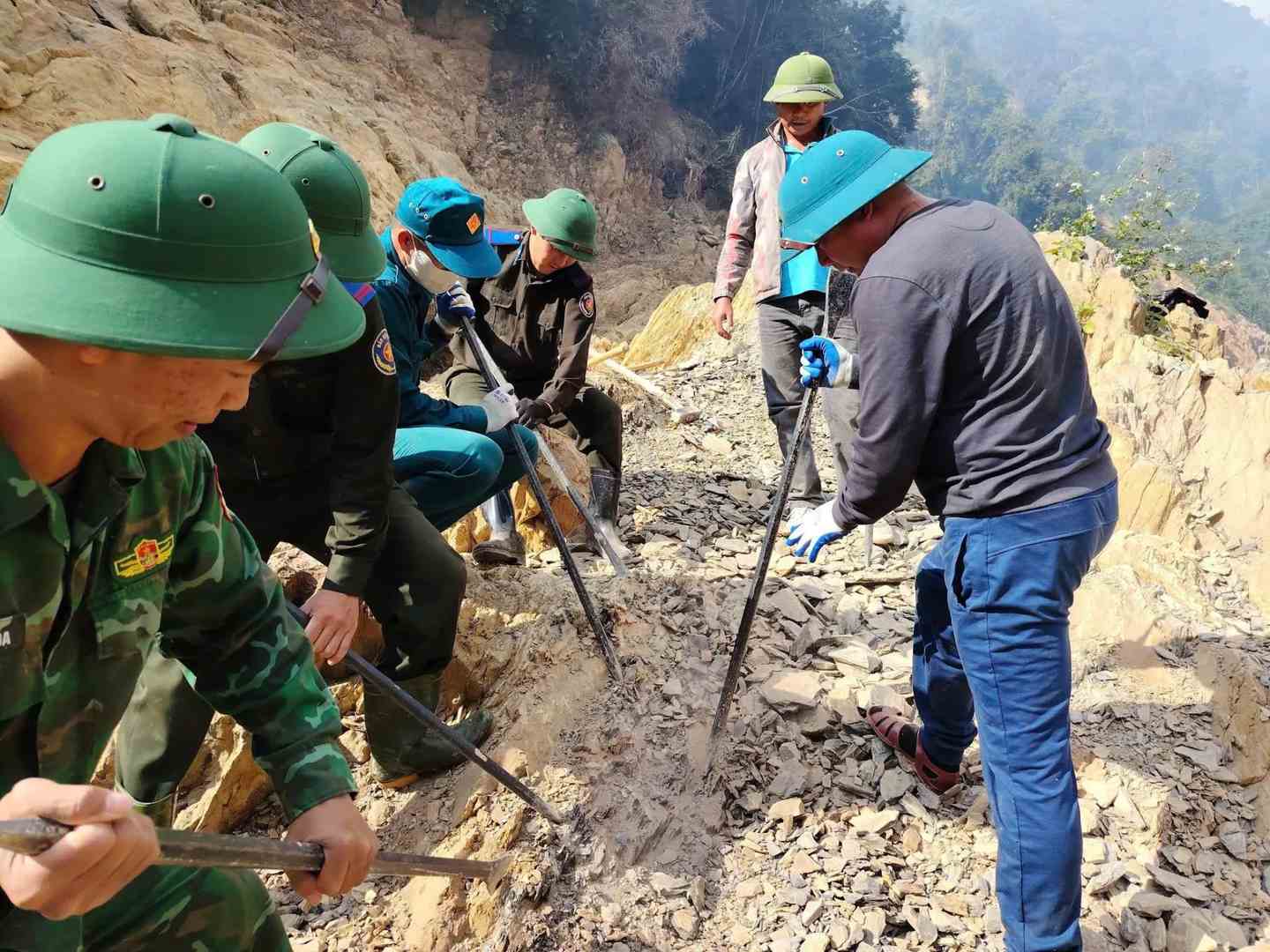 Quan va dan xa bien gioi My Ly (Nghe An) chung tay mo duong vao cac ban lang kho tiep can. Anh: Xuan Hoa