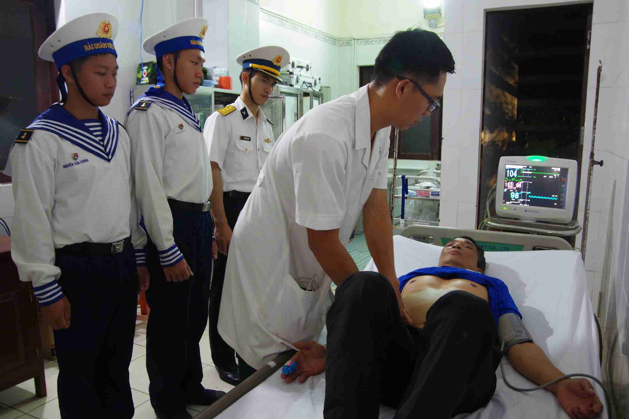 Truong Sa island infirmary has just provided timely emergency care to a fisherman with bleeding bladder inflammation while fishing. Photo: Thanh Vu