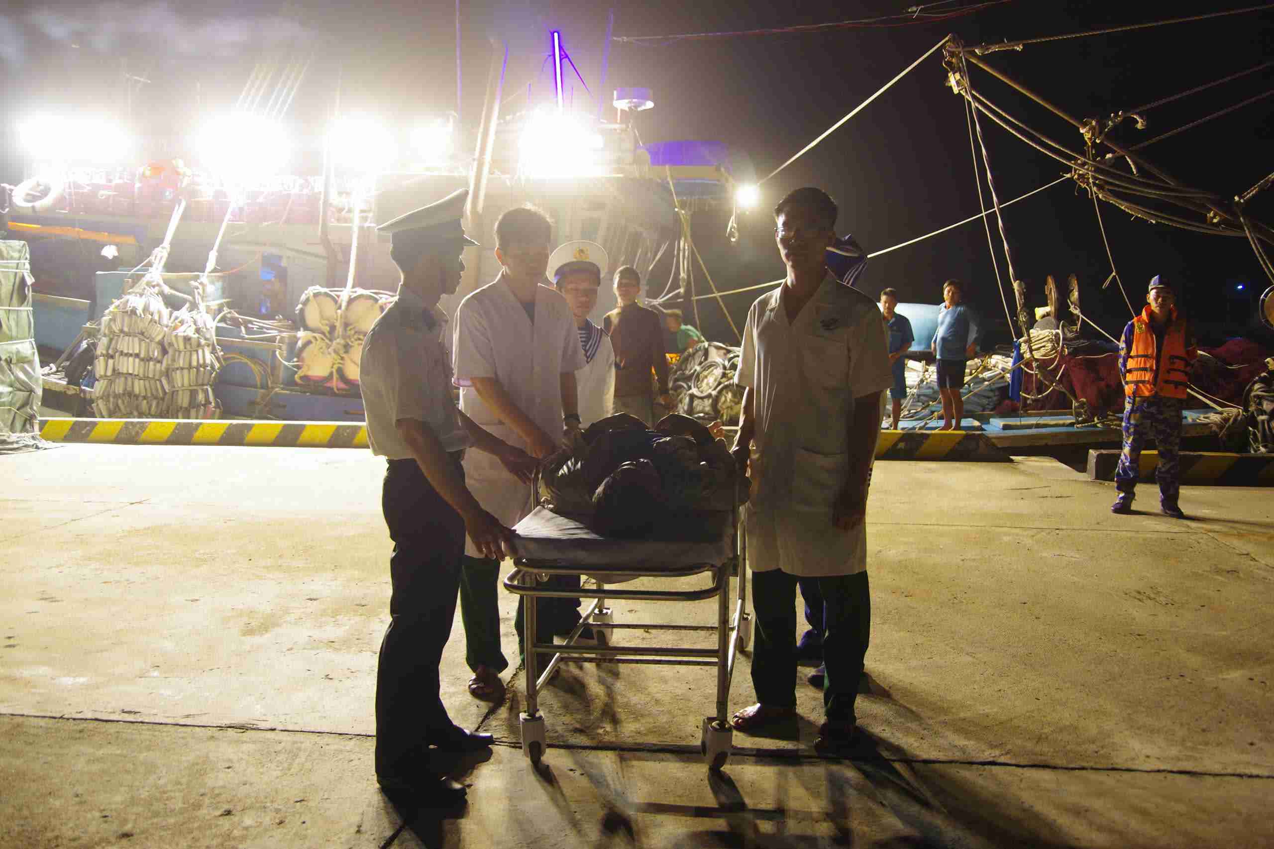 Benh xa dao Truong Sa cap cuu kip thoi ngu dan bi viem bang quang xuat huyet