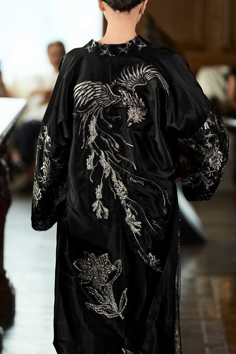 Ky thuat theu tay va dinh ket thu cong khong chi lam noi bat cau truc va chat lieu, ma con bien moi chi tiet thanh an du. Anh: Nhan vat cung cap