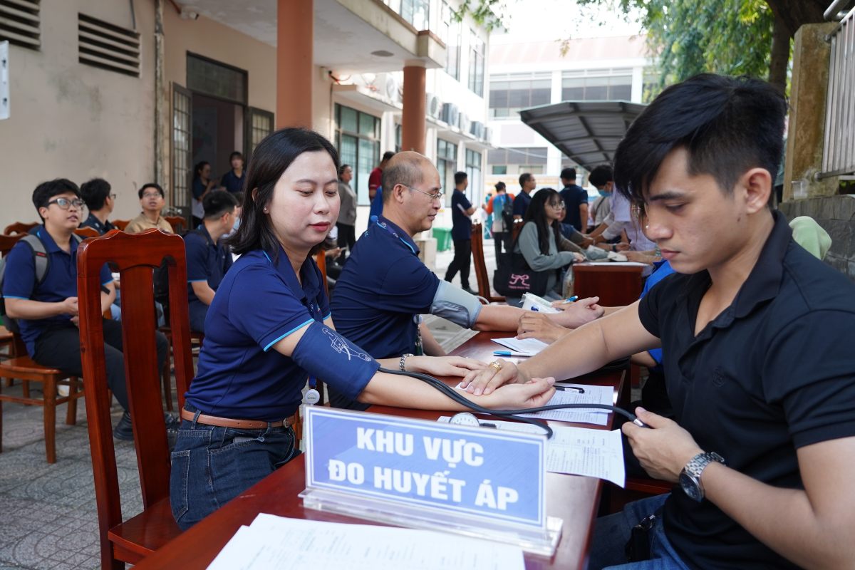 Workers of the LSP Company's Trade Union participate in voluntary blood donation in Long Son commune. Photo: CDLSP
