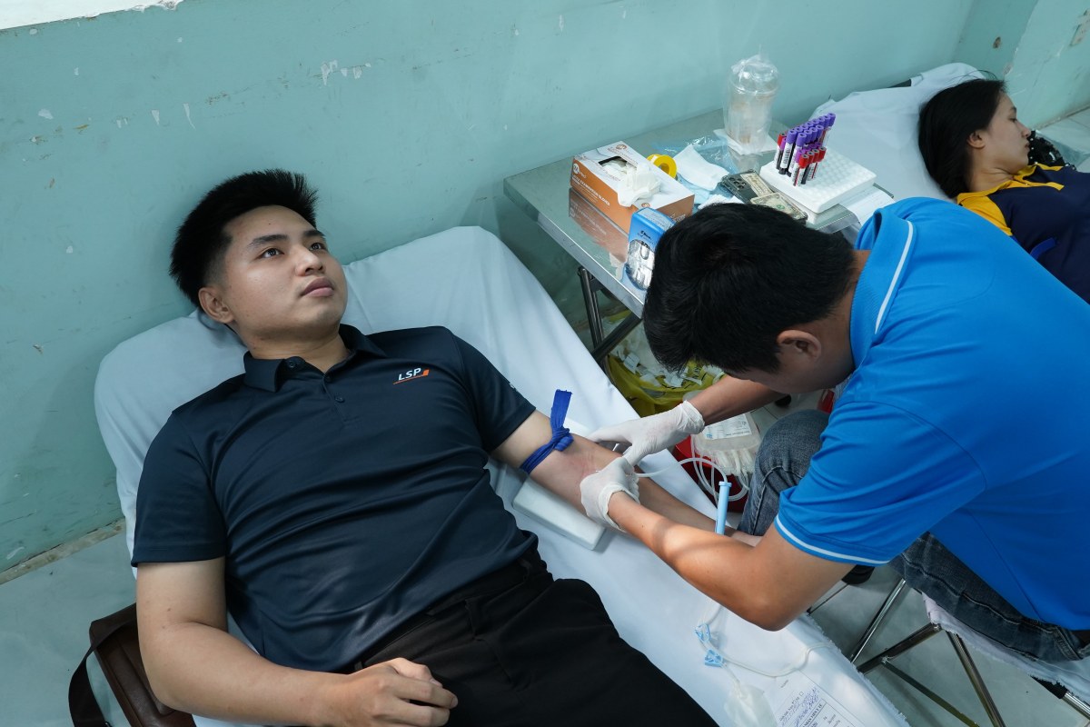 Anh Vu Ngoc Thinh - nguoi lao dong dang lam viec tai LSP - tham gia hien mau tinh nguyen. Anh: CDLSP