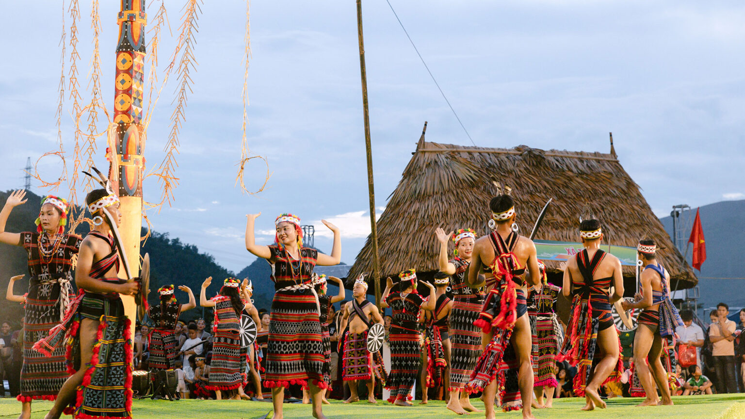 Mua tung tung, da da cua nguoi Co Tu tai khu vuc mien nui phia Tay thanh pho Da Nang. Anh: So VHTTDL