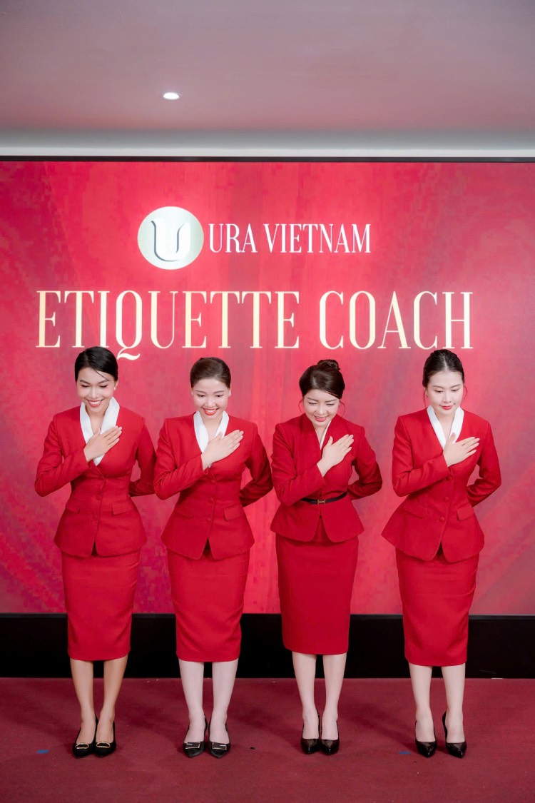 Phong thai Phap trong dao tao tiep vien. Anh Dinh Hoang