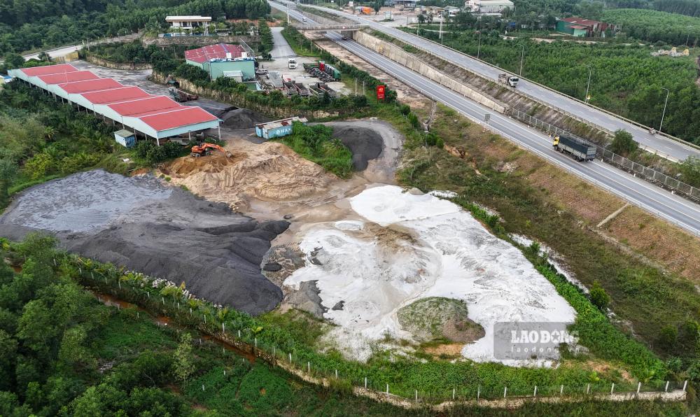 Trong khuôn viên không chỉ có bãi tập kết cát quy mô lớn mà còn có hệ thống nhà xưởng, nhà bêtông cốt thép kiên cố... Ảnh: PV