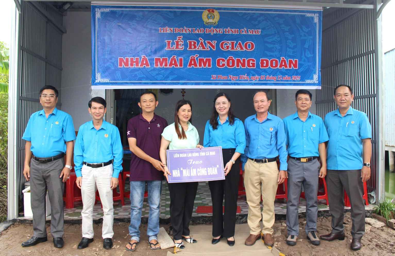 La Sra. Huynh Ut Muoi Presidenta de la Federacion Laboral de Ca Mau entrega el Mai am Cong doan a la miembro del sindicato Huynh Diem Kieu. Foto: Nhat Ho