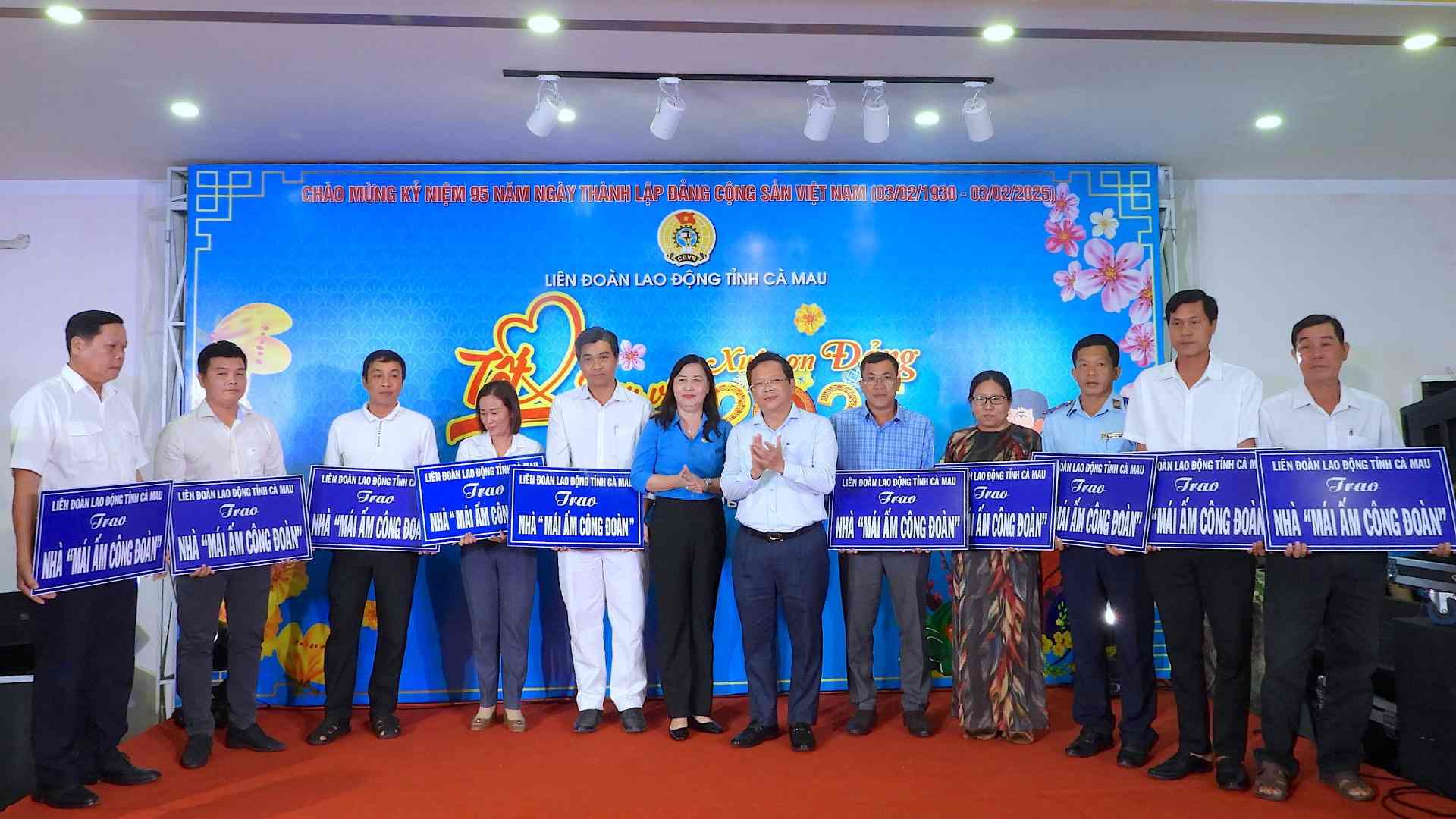 Chuong trinh “Mai am Cong doan” tai Ca Mau that su mang hoi am Cong doan den cong nhan vien chuc, nguoi lao dong. Anh: Nhat Ho