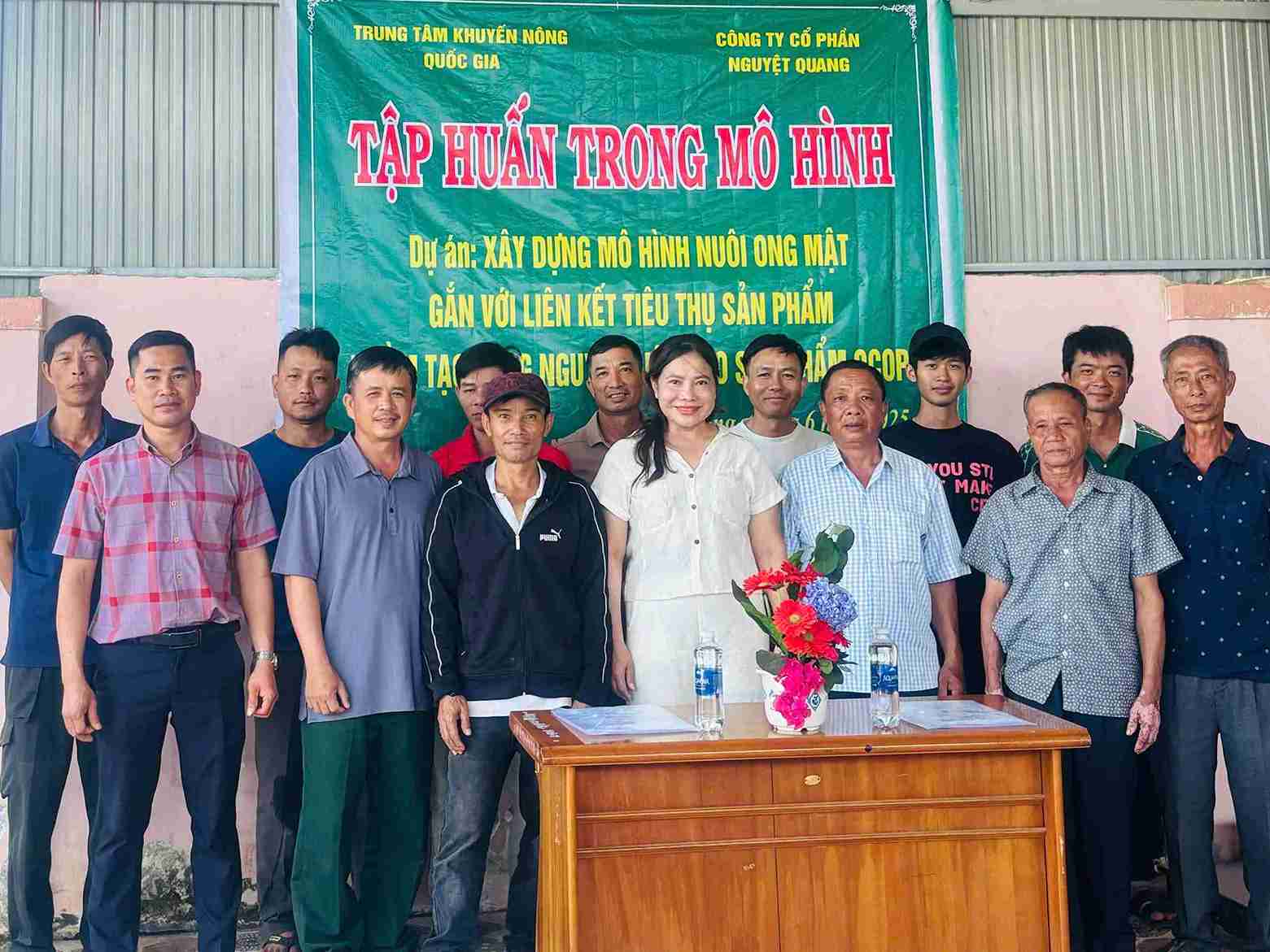 Mo hinh nuoi ong gan voi xay dung vung nguyen lieu OCOP cho thay hieu qua kinh te. Anh: Bao Lam