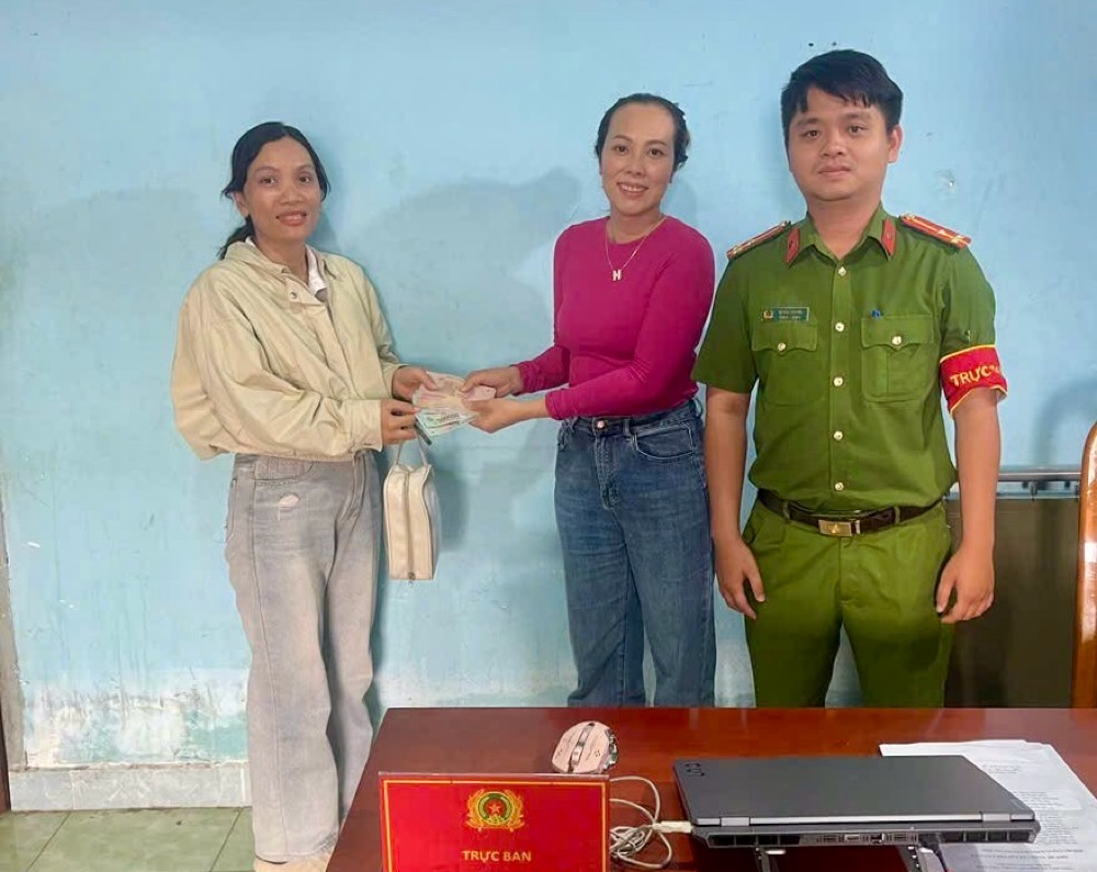 Nguoi nhat duoc tien tai may ATM da trao tra lai cho nguoi de quen. Anh: Cong an