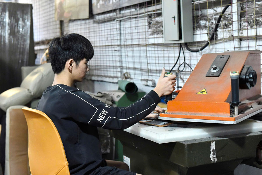 Chi Huy cung cong viec dap phoi hang ngay cua minh. 