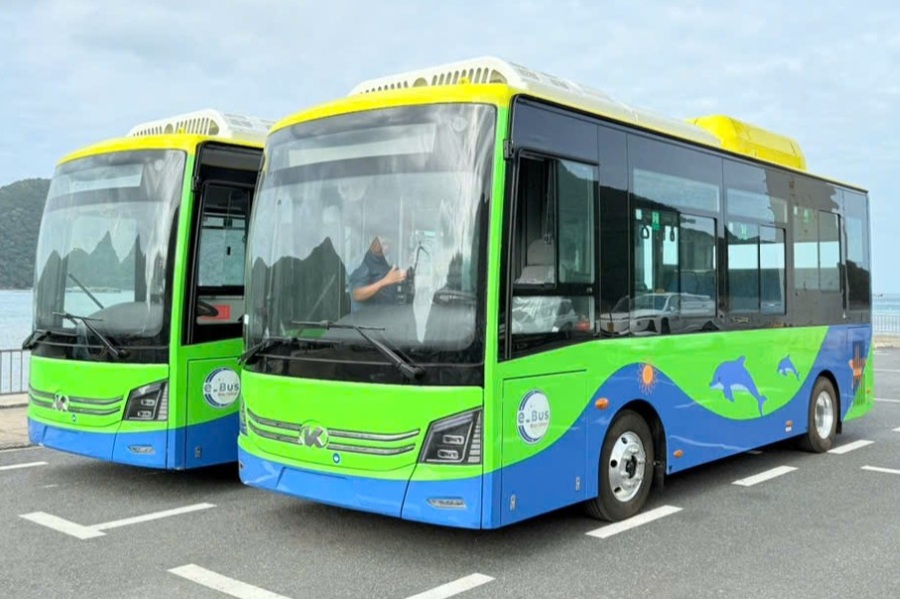 Electric buses have been operating in Con Dao since December 25. Photo: SXD