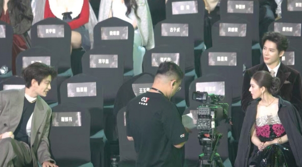 Du ngoi cach xa nhau, Dinh Vu He va Trieu Lo Tu van tro chuyen say sua. Anh: Cat tu clip