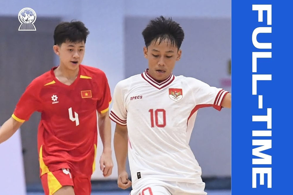 U16 futsal Vietnam (red shirt) drew 2-2 with U16 futsal Indonesia in the opening match of the Southeast Asian tournament. Photo: AFF