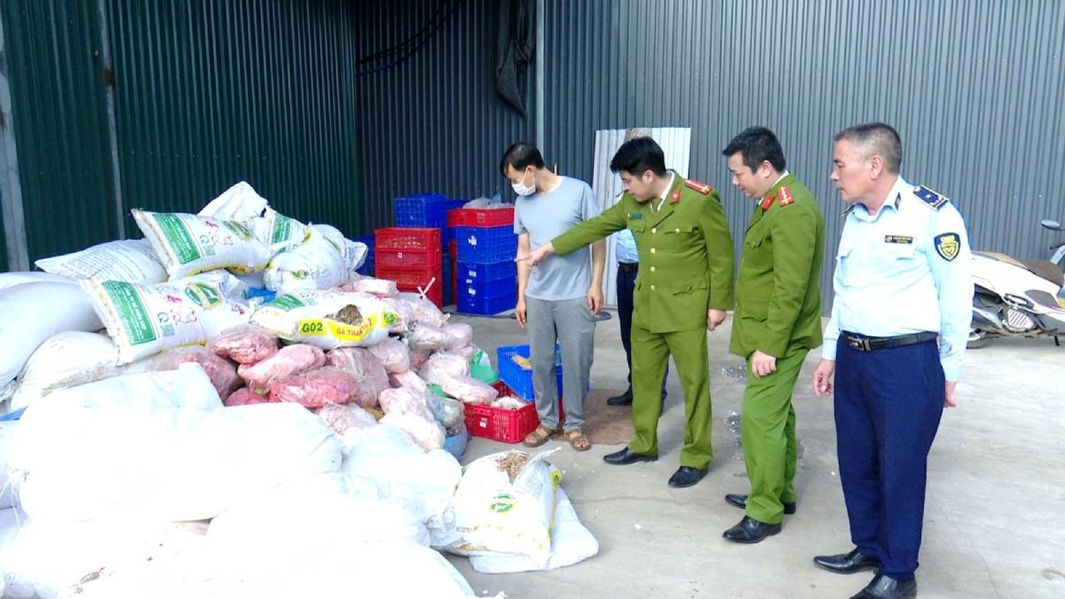 Đoàn công tác kiểm tra thực tế tại cơ sở. Ảnh: Công an tỉnh Ninh Bình