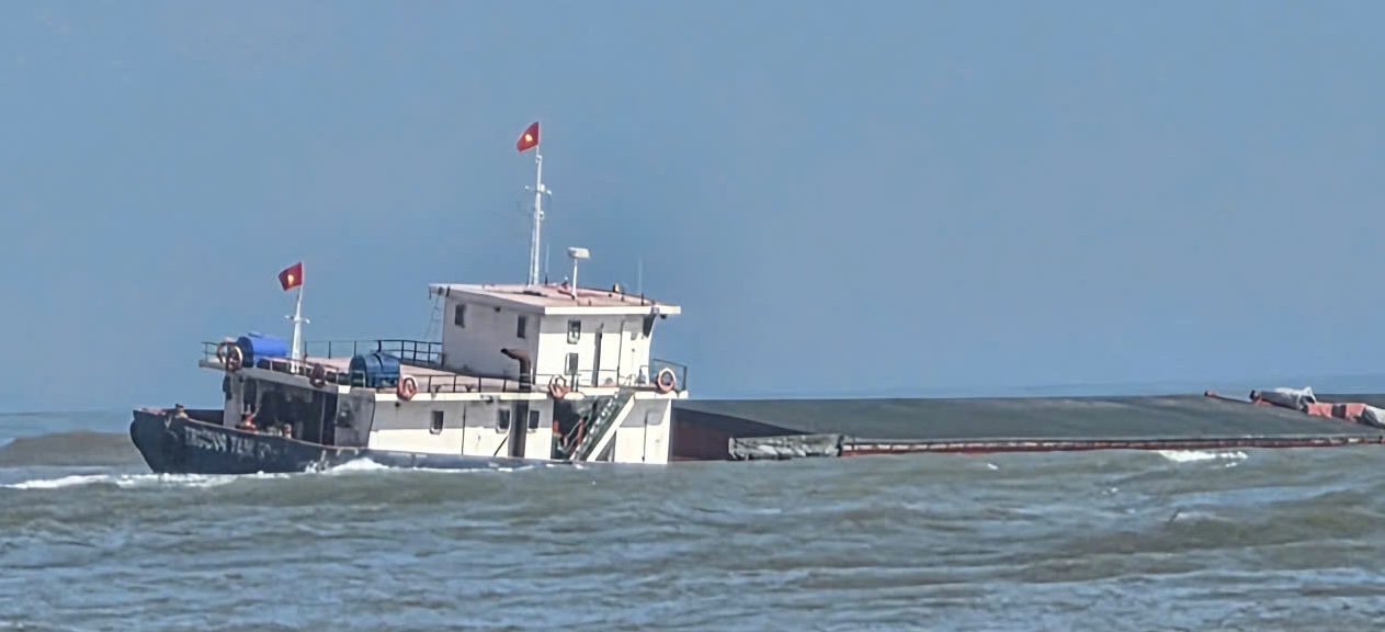 The ship ran aground at the port. Photo: Quang Tri Border Guard