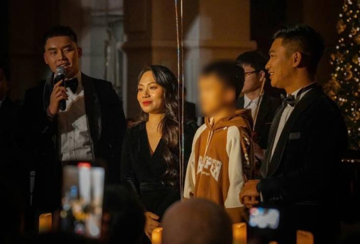 Teacher Nguyen Thi My Dung and baby Vang Thanh Giang - a patient - were given a concert series "Cursing Dreams" to help with treatment costs. Photo: NVCC