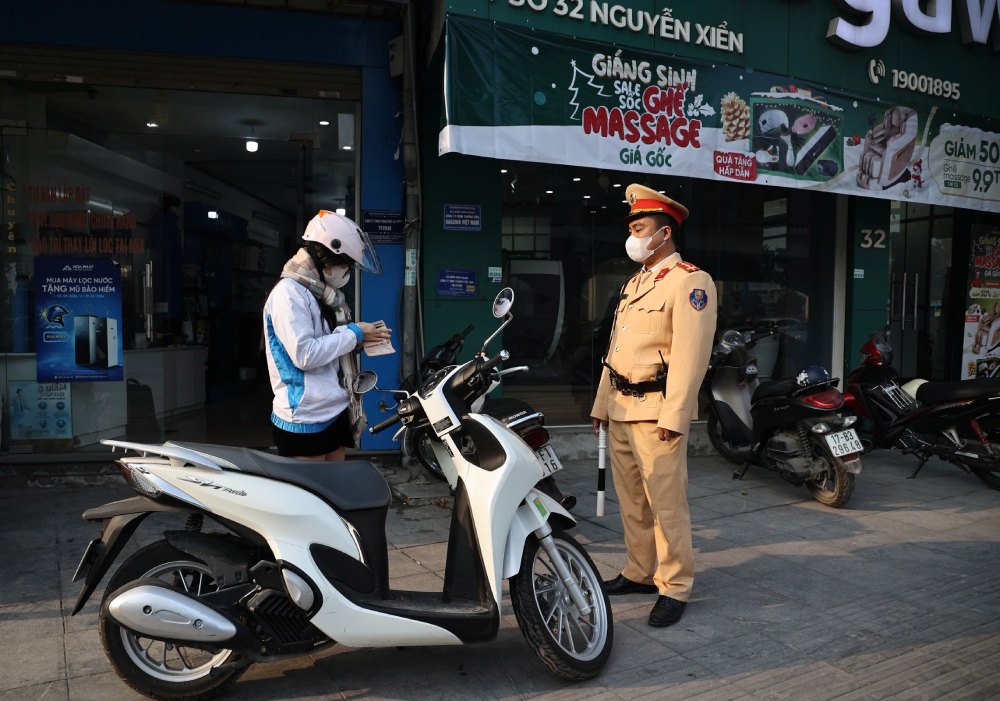 The maximum fine for operating in the field of road traffic for individuals is 75 million VND. In the photo, Hanoi Traffic Police handled a violation in Nguyen Xien. Photo: Pham Dong