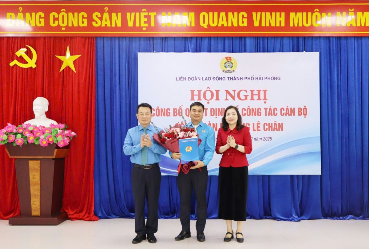 Mr. Nguyen Son Van Phiet - Vice Chairman of the Hai Phong City Labor Federation presented the regulation on working as a Trade Union guide to promote Le Chan. Photo: Phuong Le Chan