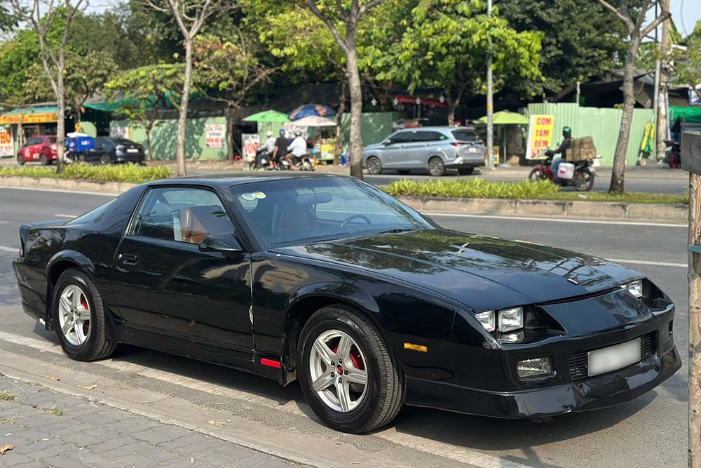 The Chevrolet Camaro 1989 with a design typical of the American "muscle car" attracted attention when appearing in Vietnam. Photo: Phong Diep