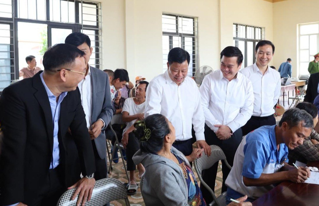 Leaders of Hai Phong City People's Committee and leaders of Kien Hung Commune visited the people who are struggling to recover from the Tan Trao Industrial Park project. Photo: Information of Kien Hung commune