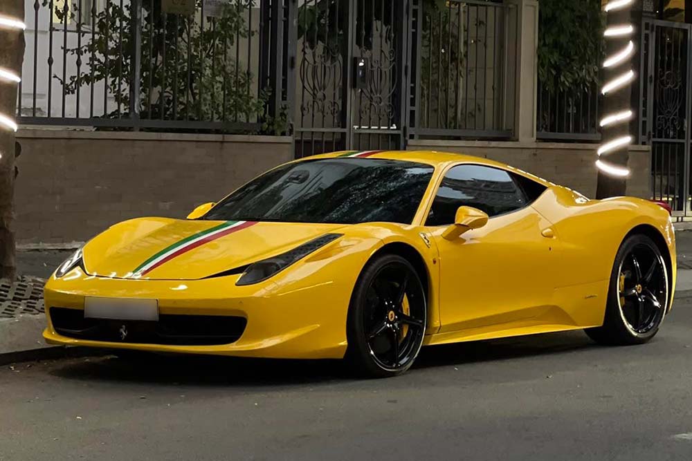 The first Ferrari 458 Italy with yellow paint and strip inspired by the Italian flag reappears on the streets of Ho Chi Minh City. Photo: Le Hoang Quang Vinh