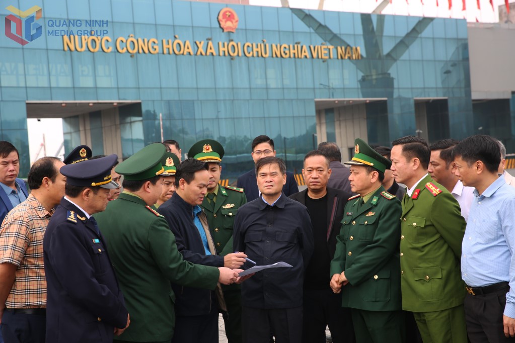 Comrade Bui Van Khang, Chairman of the Provincial People's Committee, inspected the implementation of building a smart border gate at Mong Cai International Border Gate. Photo: Minh Duc