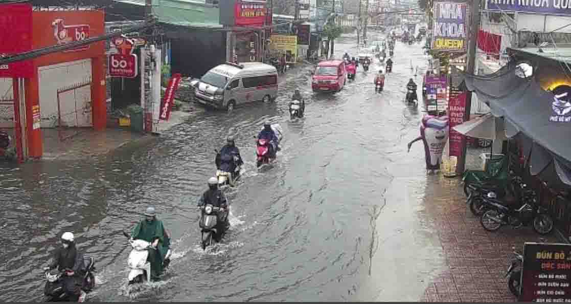 Nguyen Duy Trinh Street was flooded with water up to half a motorbike. Photo: UDI maps