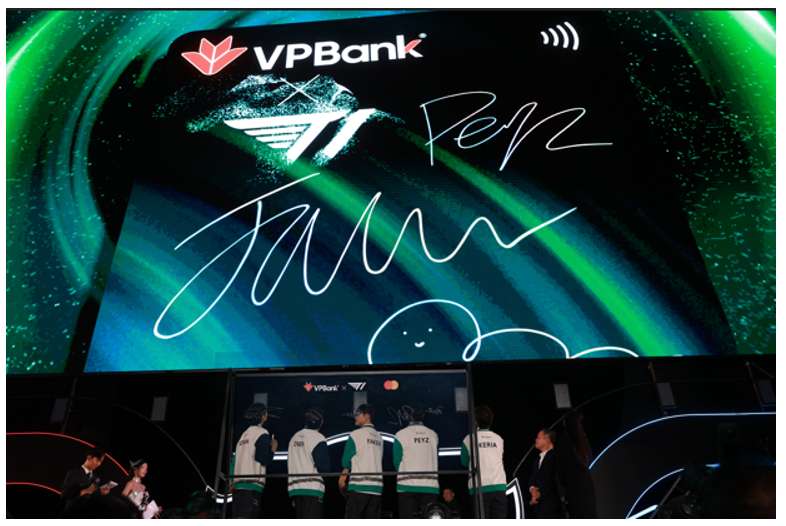 Su kien ra mat the VPBank GameOn Mastercard co su chung kien cua doi tuyen T1. Anh: VPBank