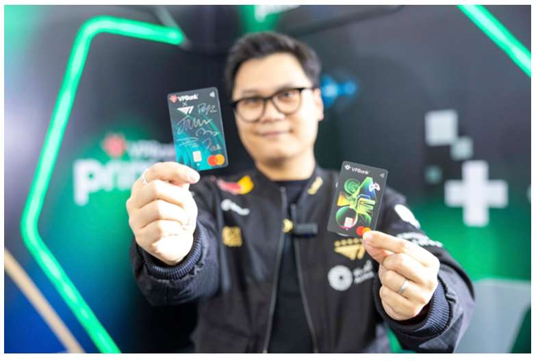 Hai phien ban thiet ke cua the tin dung VPBank GameOn. Anh: VPBank