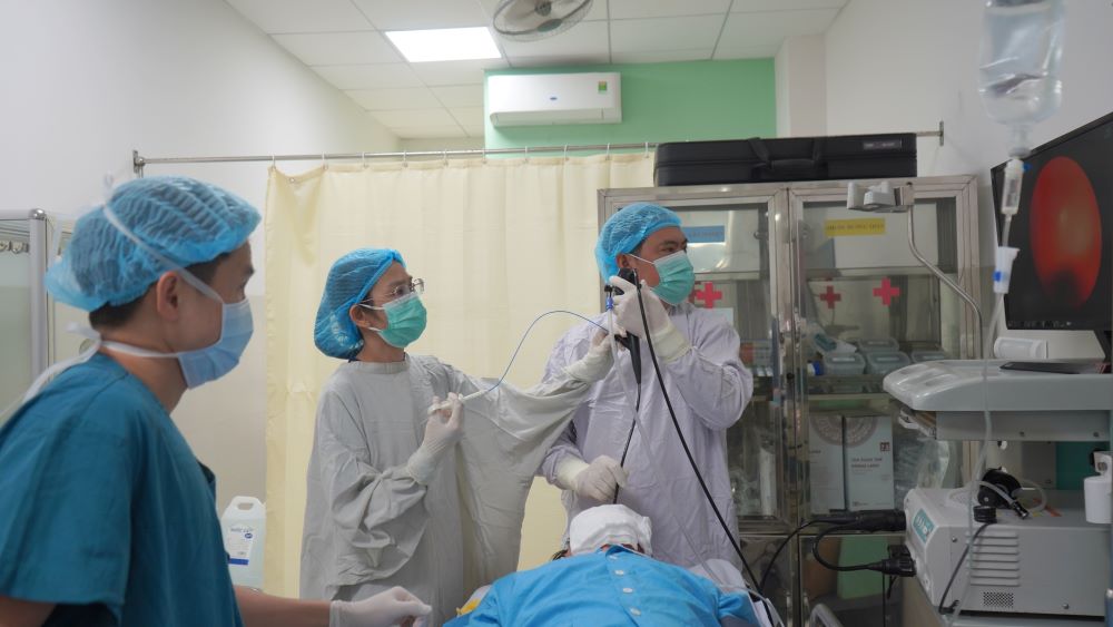 Da Nang Hospital has just successfully endoscoped the bronchium to remove the foreign object, two dentures inhaled into the airway and have existed in the patient's lungs for more than 20 years. Photo: Mai Vy