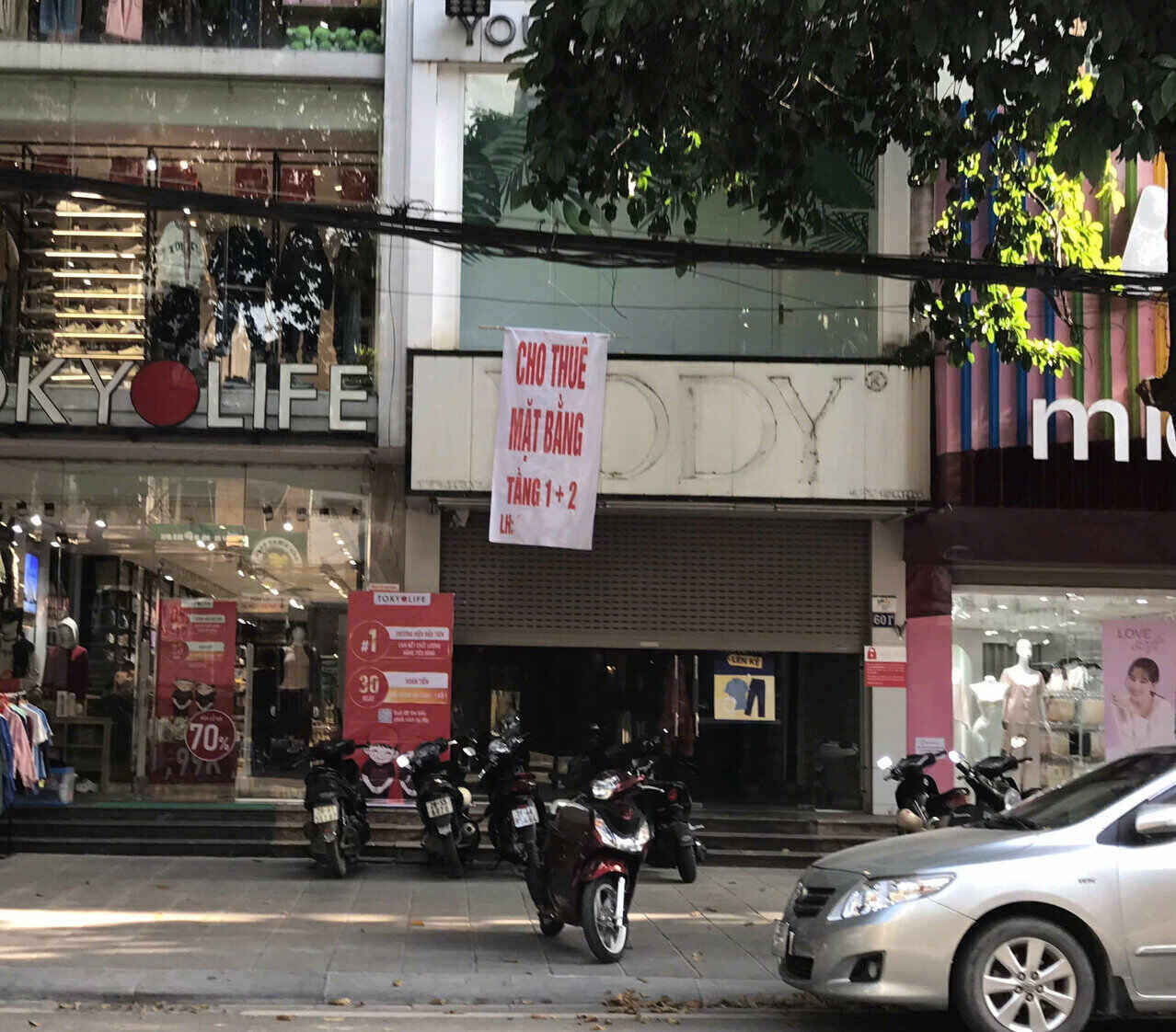 쇼핑 거리 한가운데 비어 있는 2층 평면도. 사진: 옌산