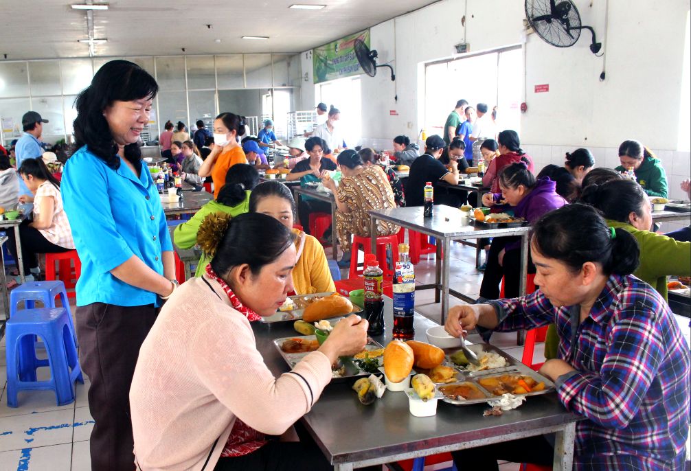 Ba Huynh Thi Tuyet Vui - Chu tich Lien doan lao dong tinh Dong Thap tham quan, tham hoi doan vien, cong nhan, nguoi lao dong tai Bua com Cong doan. Anh: Luc Tung