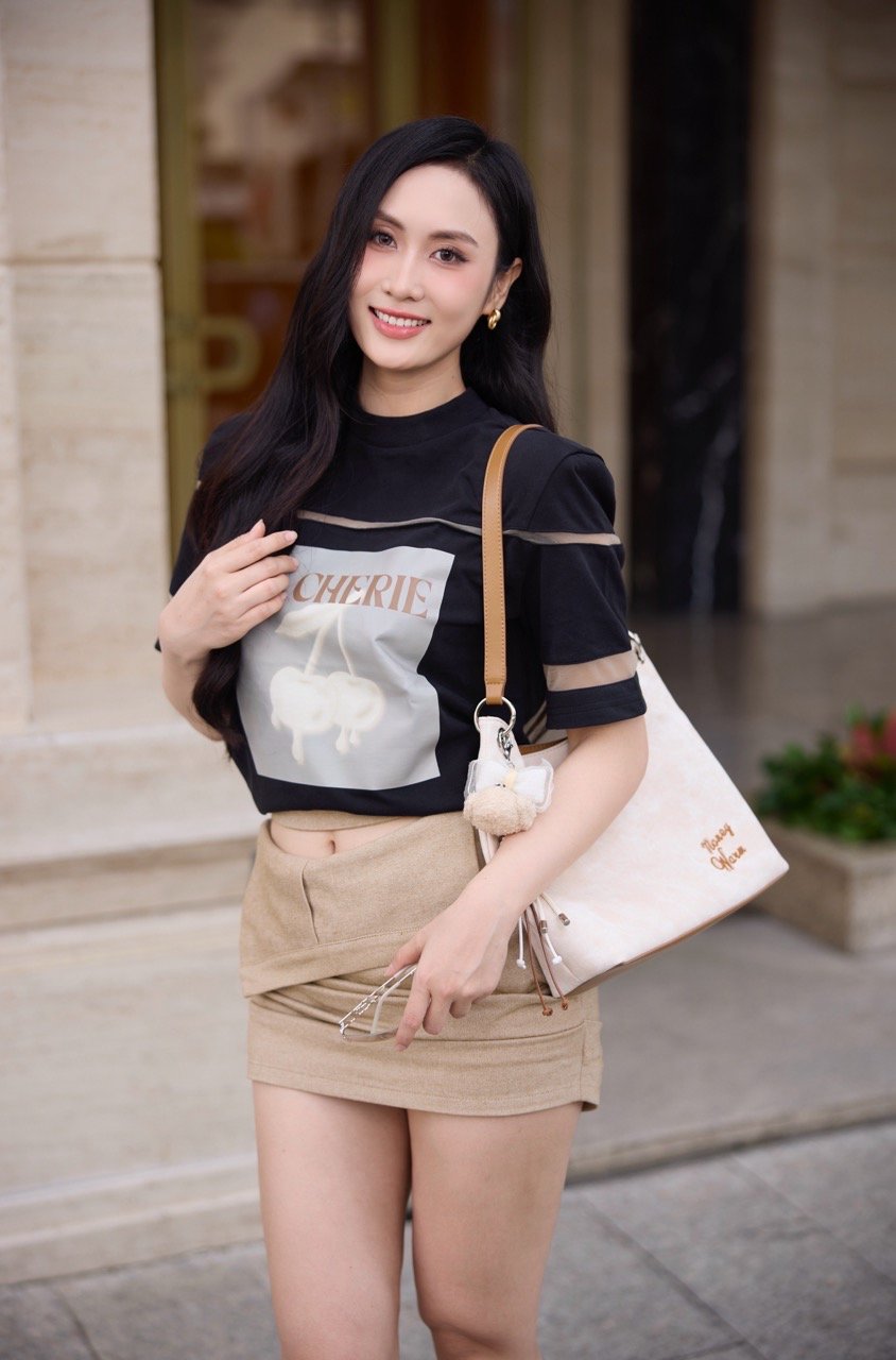  Qua moi cuoc thi, hinh anh cua co dan dinh hinh ro net hon: mot thi sinh nghiem tuc, kien tri hoan thien ban than va huong den nhung gia tri ben vung gan voi van hoa – ban sac Viet.  